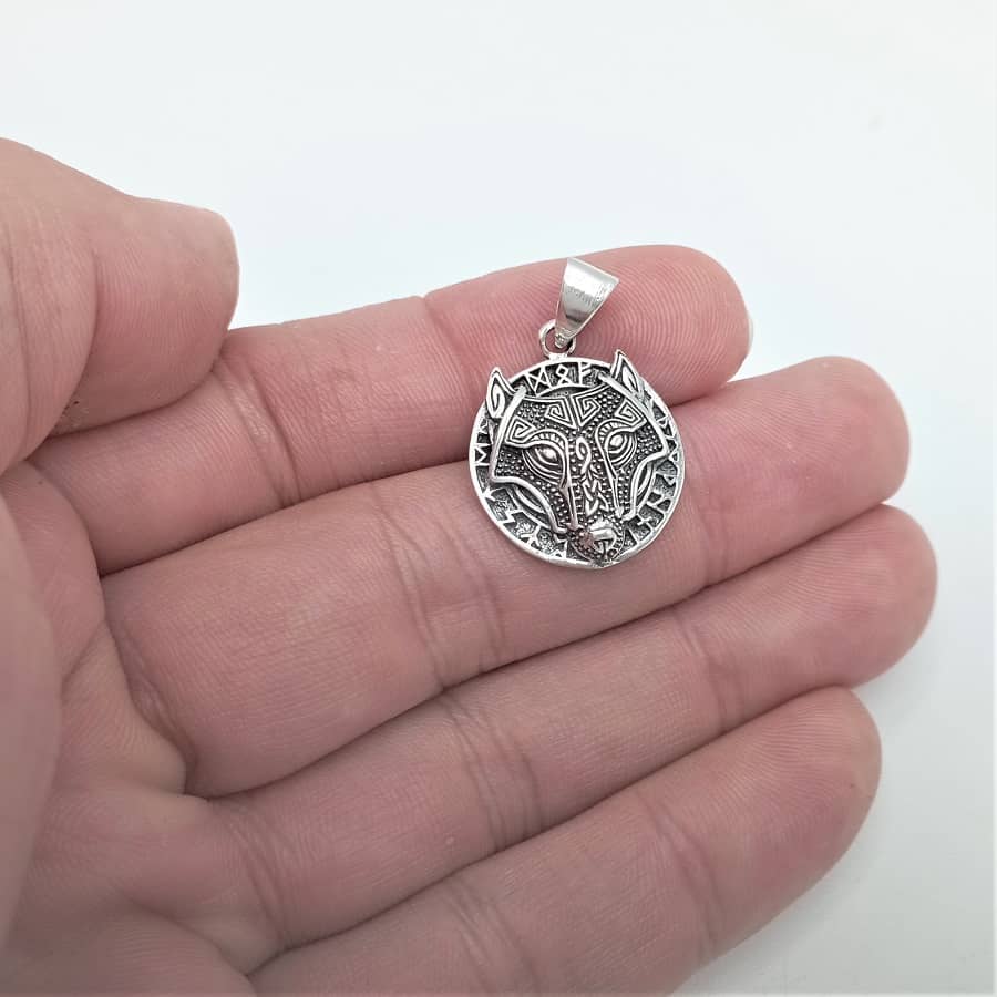 Colgante de plata&nbsp;de ley 925 lobo vikingo redondo con runas mano