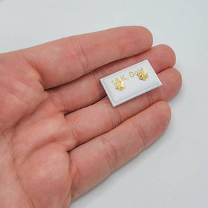 Par de pendientes pequeños de oro de ley 18k en forma de flor tamaño real