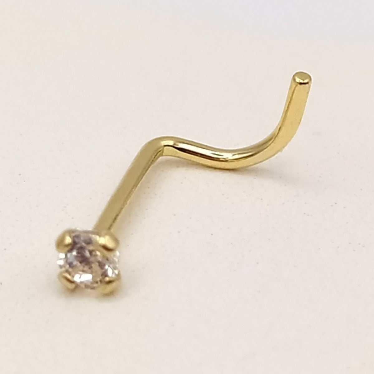 Un piercing de oro de 18 kilates para la nariz con circonita 2mm lateral