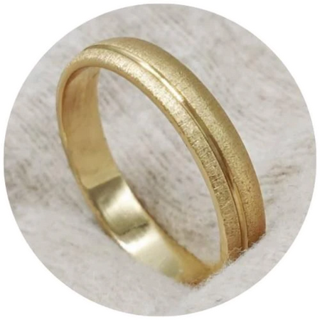 Alianza de boda artesanal de oro con acabado mate
