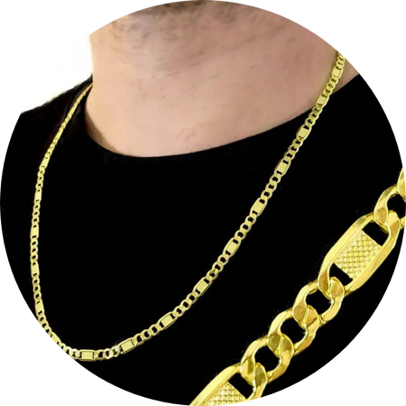 Hombre con dos cadenas de oro de 18k, barbada y de eslabón marino, al cuello