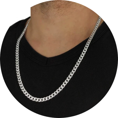Hombre con una cadena barbada de plata de ley de 60 cm al cuello