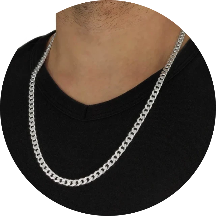 Hombre con una cadena barbada de plata de ley de 60 cm al cuello