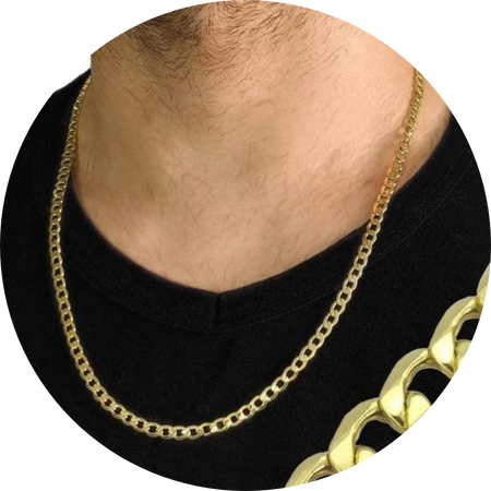 Hombre con una cadena cubana plana de oro de 18k al cuello