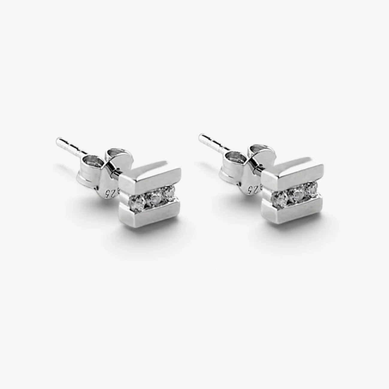 Pendientes botón de plata de ley 925 con línea de tres circonitas blancas, 5mm x 5mm x 3mm.