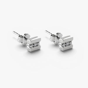 Pendientes botón de plata de ley 925 con línea de tres circonitas blancas, 5mm x 5mm x 3mm.