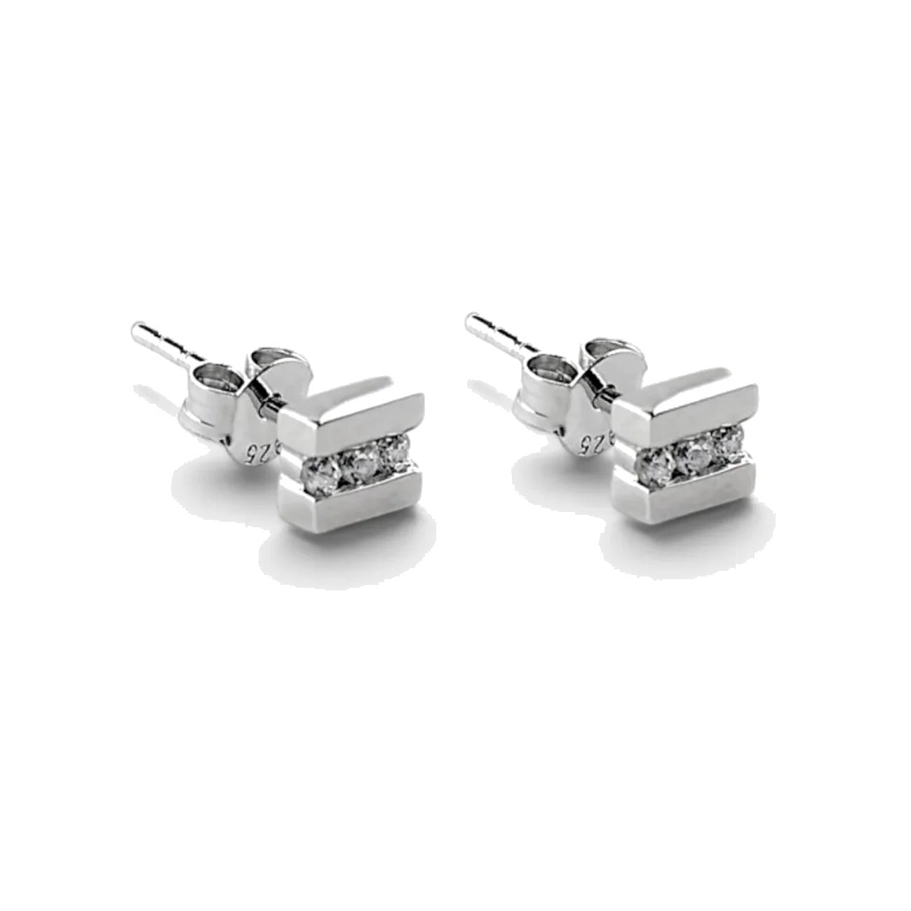 Pendientes botón de plata de ley 925 con línea de tres circonitas blancas, 5mm x 5mm x 3mm.
