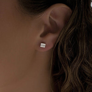 Pendientes botón de plata de ley 925 con línea de tres circonitas blancas, 5mm x 5mm x 3mm.