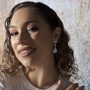 Pendientes de plata de ley largos con circonitas blancas calados foto