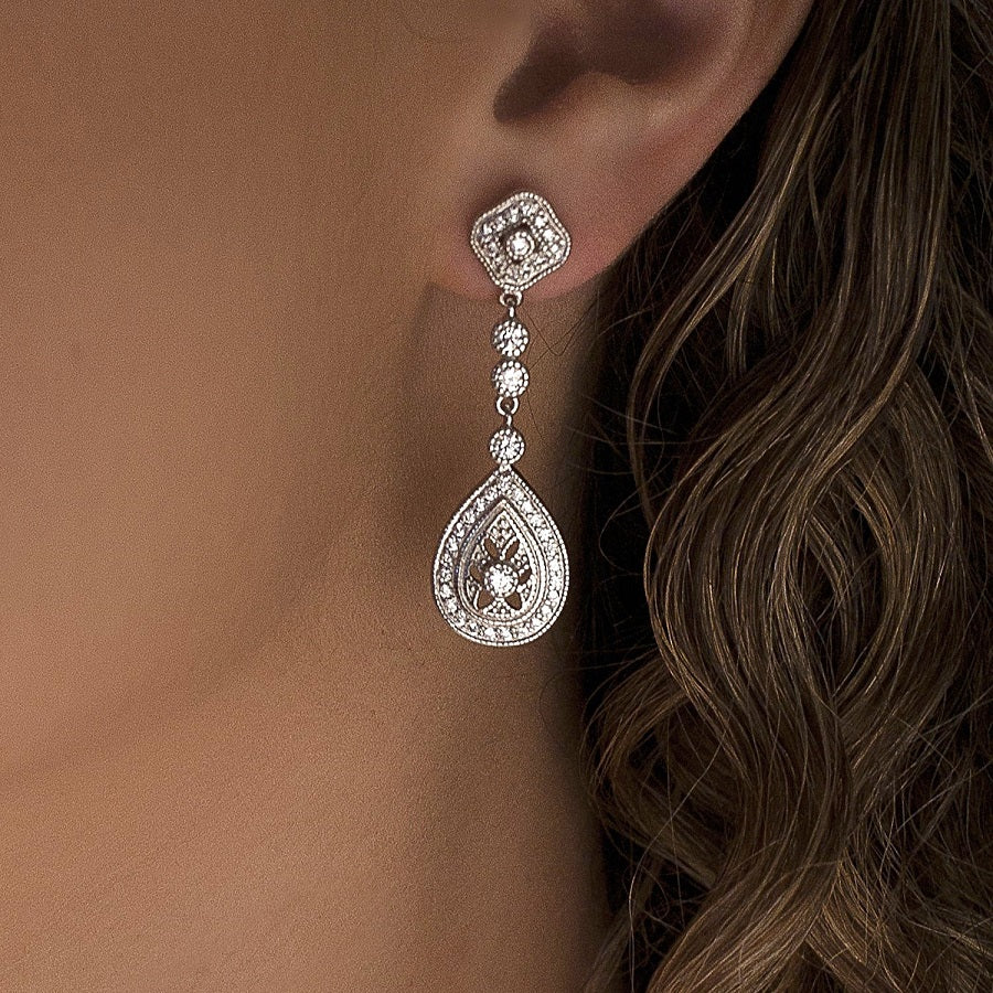 Pendientes de plata de ley largos con circonitas blancas calados chica