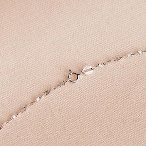 Detalle del eslabón forzado tallado de la cadena de oro blanco 18k