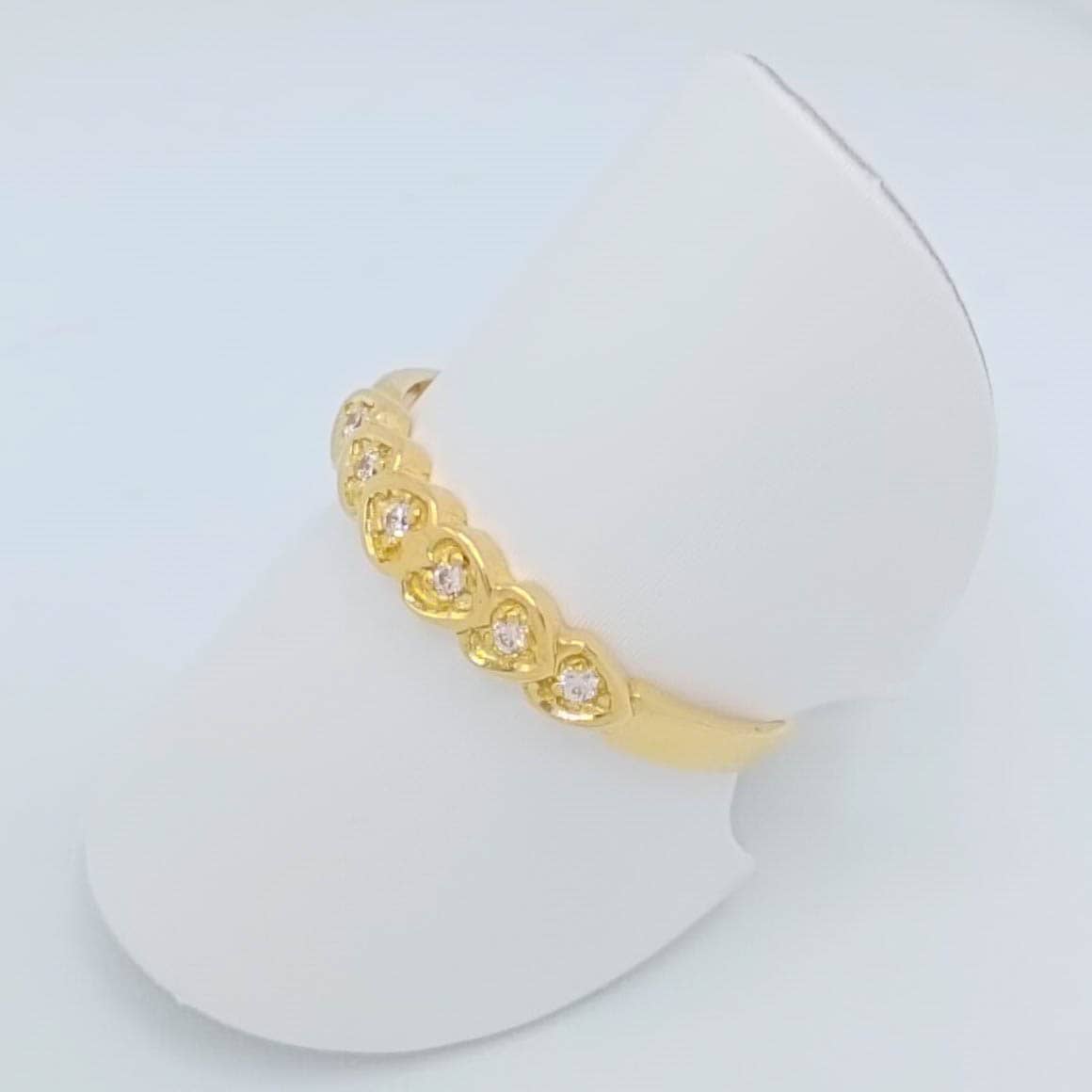 anillo de oro 18k fino con circonitas y corazones lateral