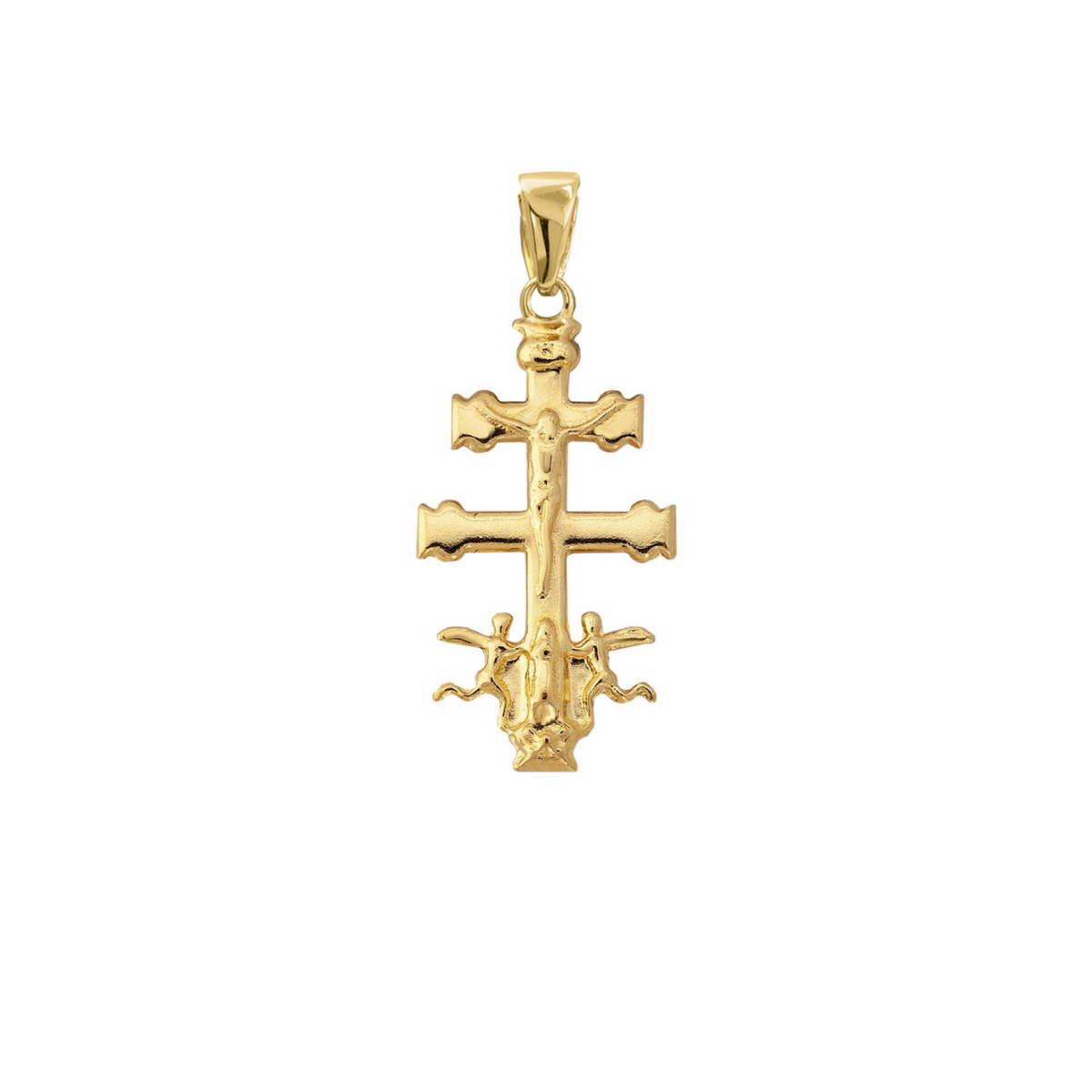 Colgante cruz de Caravaca de plata bañada en oro con Cristo y ángeles, de 17 mm de alto y 10 mm de ancho, sobre fondo blanco.