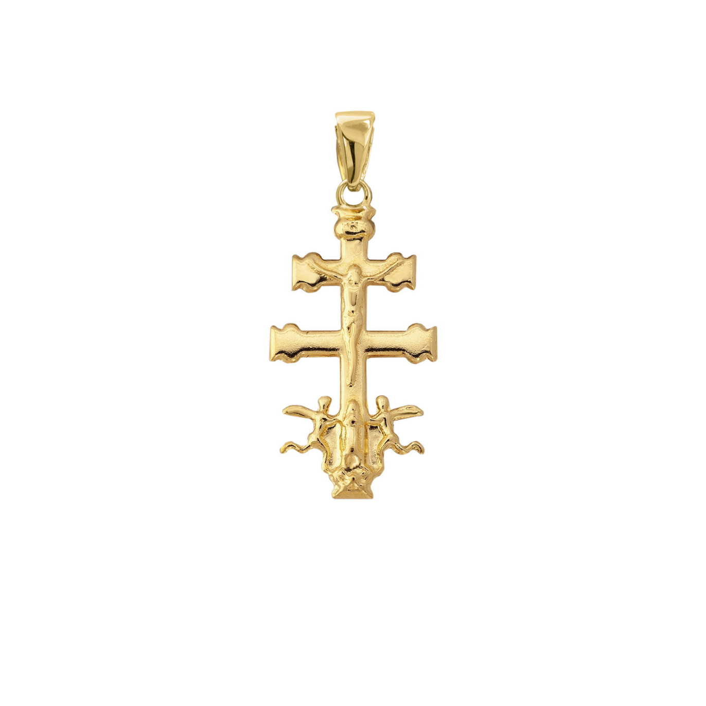 Colgante cruz de Caravaca de plata bañada en oro con Cristo y ángeles, de 17 mm de alto y 10 mm de ancho, sobre fondo blanco.