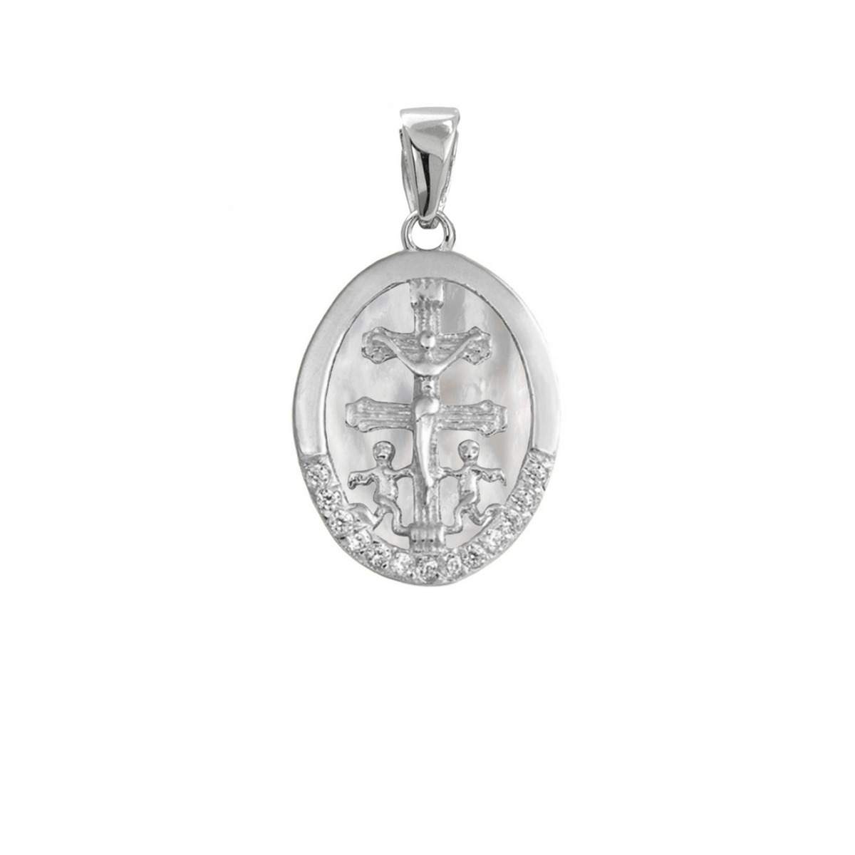 Colgante cruz de Caravaca de plata con nácar y circonitas, de 17 mm de alto y 10 mm de ancho, sobre fondo blanco.