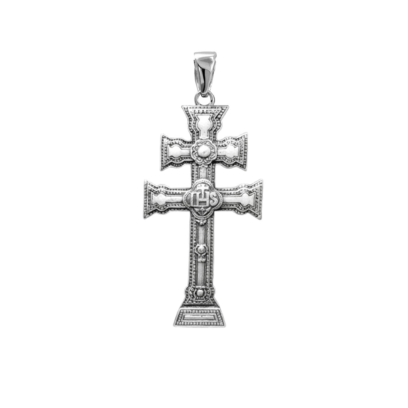 Colgante cruz de Caravaca de plata de brazos ornamentados, de 23 mm de alto y 13 mm de ancho, sobre fondo blanco.
