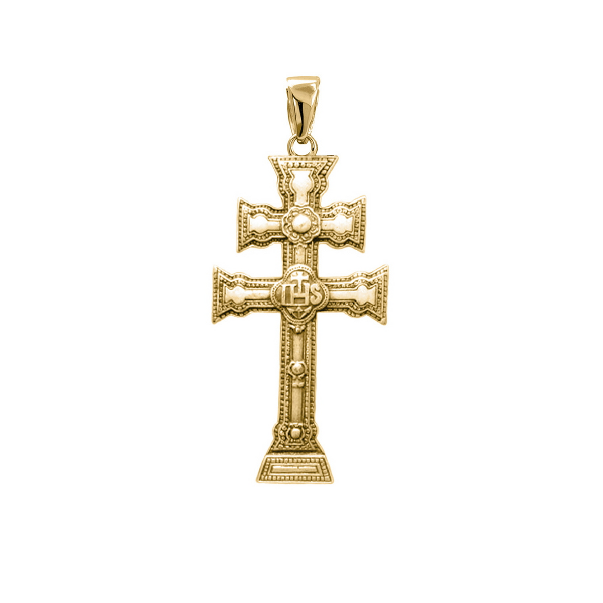 Colgante cruz de Caravaca de plata bañada en oro de brazos ornamentados, de 23 mm de alto y 13 mm de ancho, sobre fondo blanco.