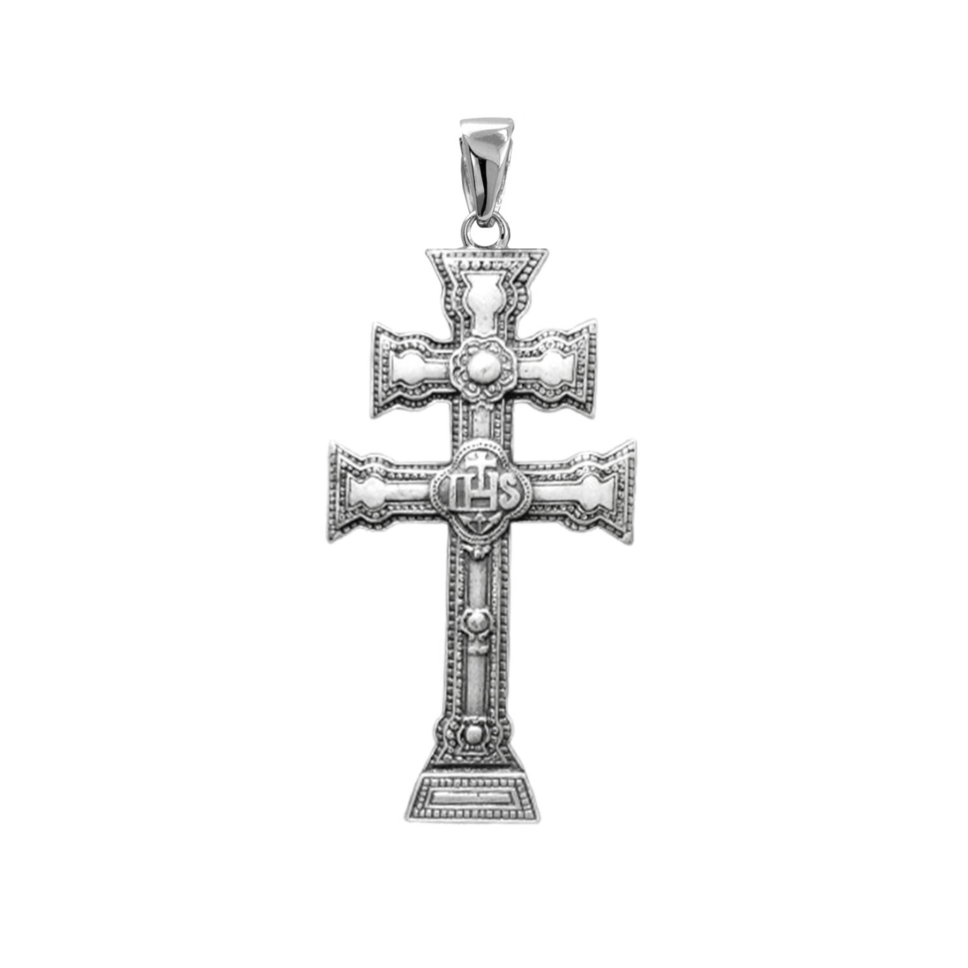 Colgante cruz de Caravaca de plata con detalles en relieve, de 29 mm de alto y 16 mm de ancho, sobre fondo blanco.