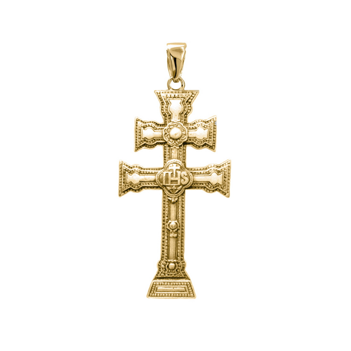 Colgante cruz de Caravaca de plata bañada en oro con detalles en relieve, de 29 mm de alto y 16 mm de ancho, sobre fondo blanco.