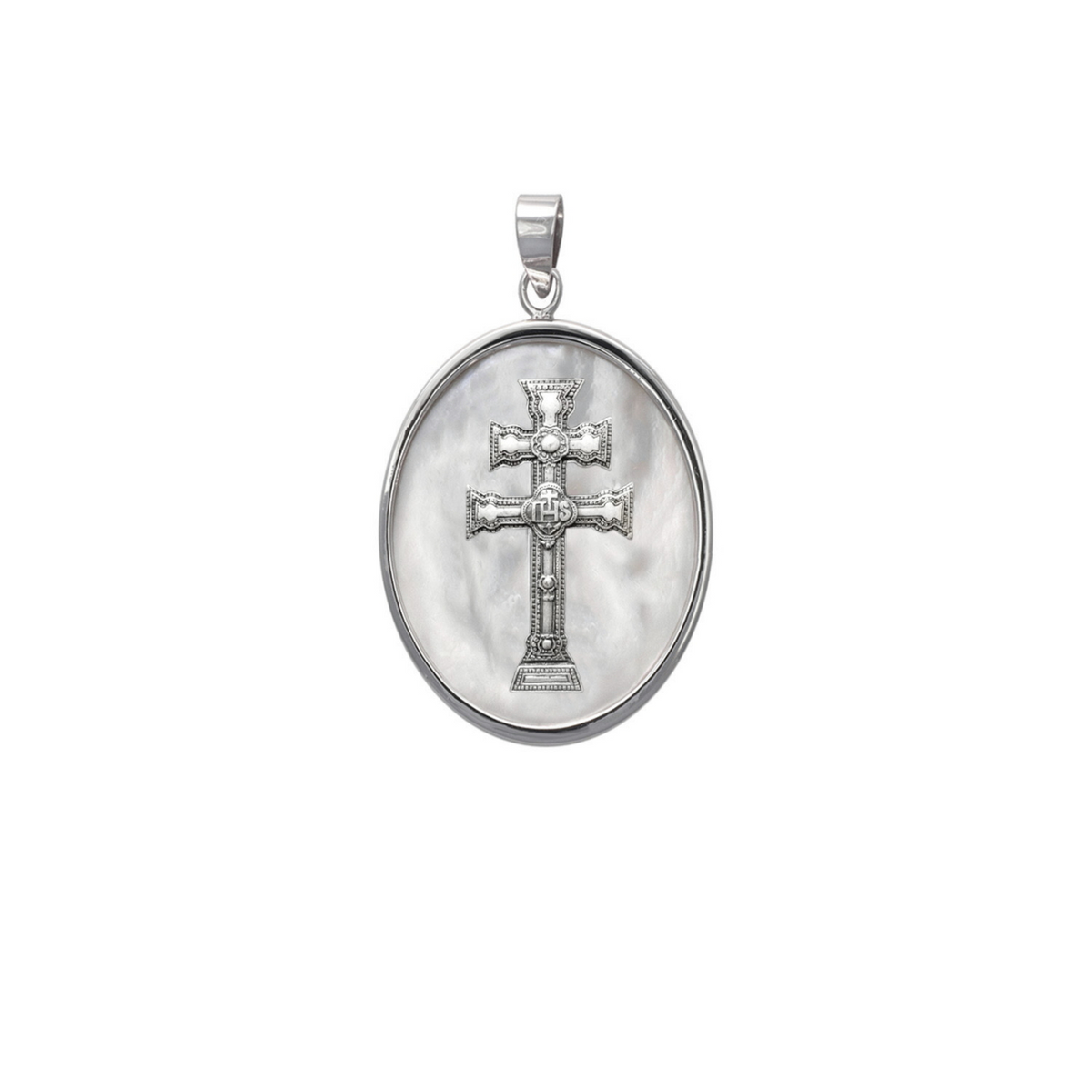 Colgante cruz de Caravaca de plata oval con nácar, de 17 mm de alto y 12 mm de ancho, sobre fondo blanco.