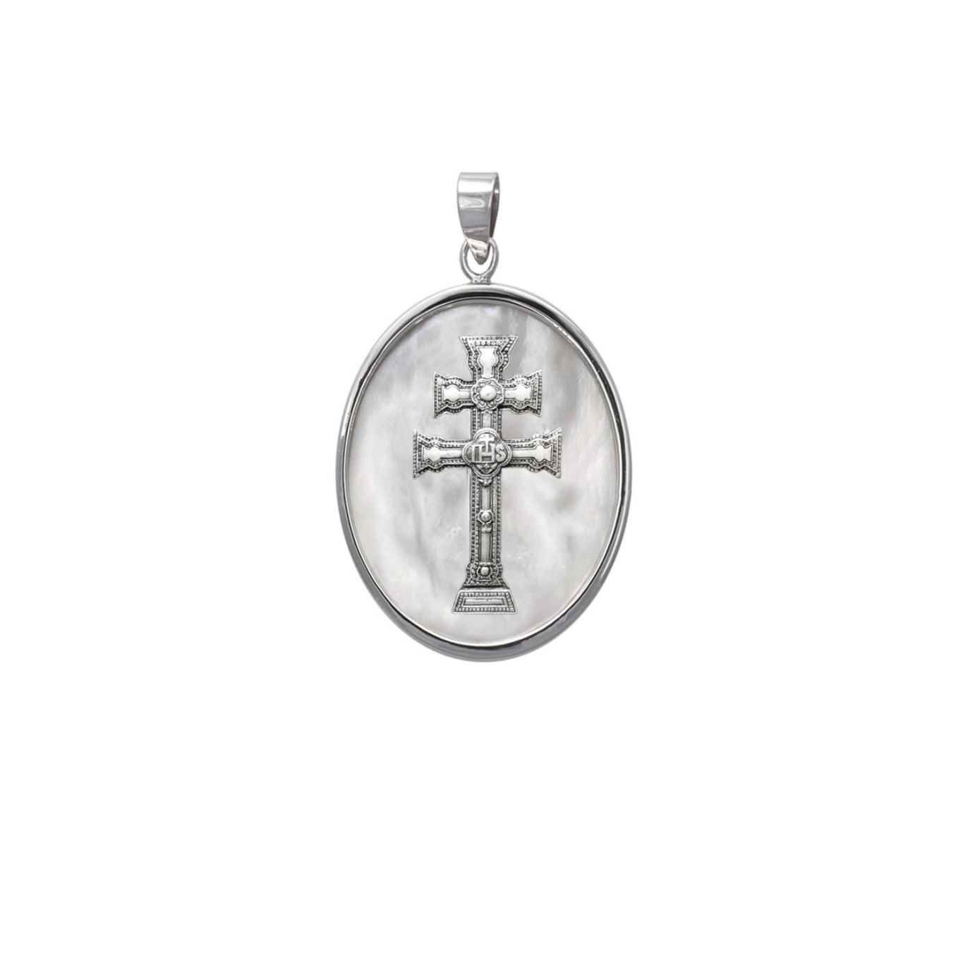 Colgante cruz de Caravaca de plata oval con nácar, de 17 mm de alto y 12 mm de ancho, sobre fondo blanco.
