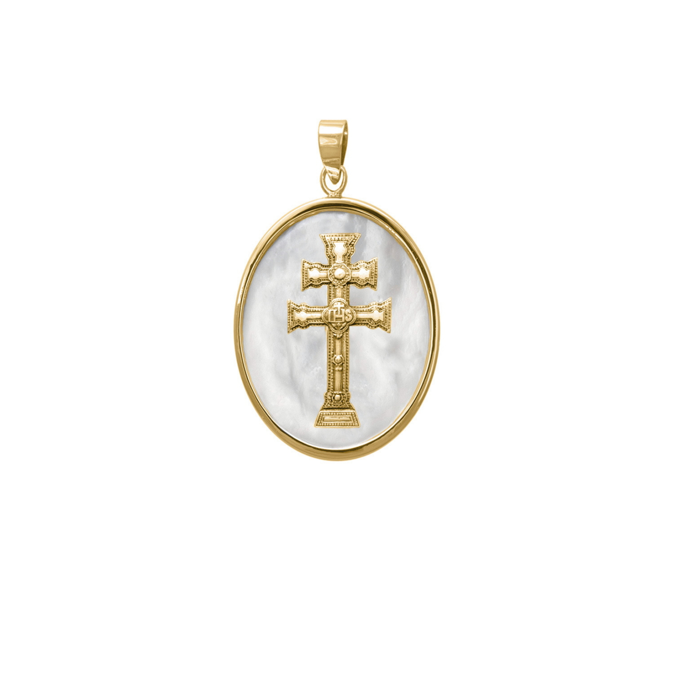 Colgante cruz de Caravaca de plata bañada en oro oval con nácar, de 17 mm de alto y 12 mm de ancho, sobre fondo blanco.