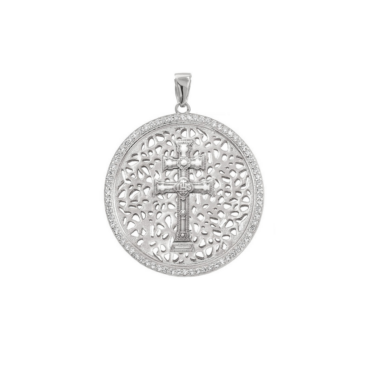 Colgante cruz de Caravaca de plata circular con cerco de circonitas, de 25 mm de diámetro, sobre fondo blanco.