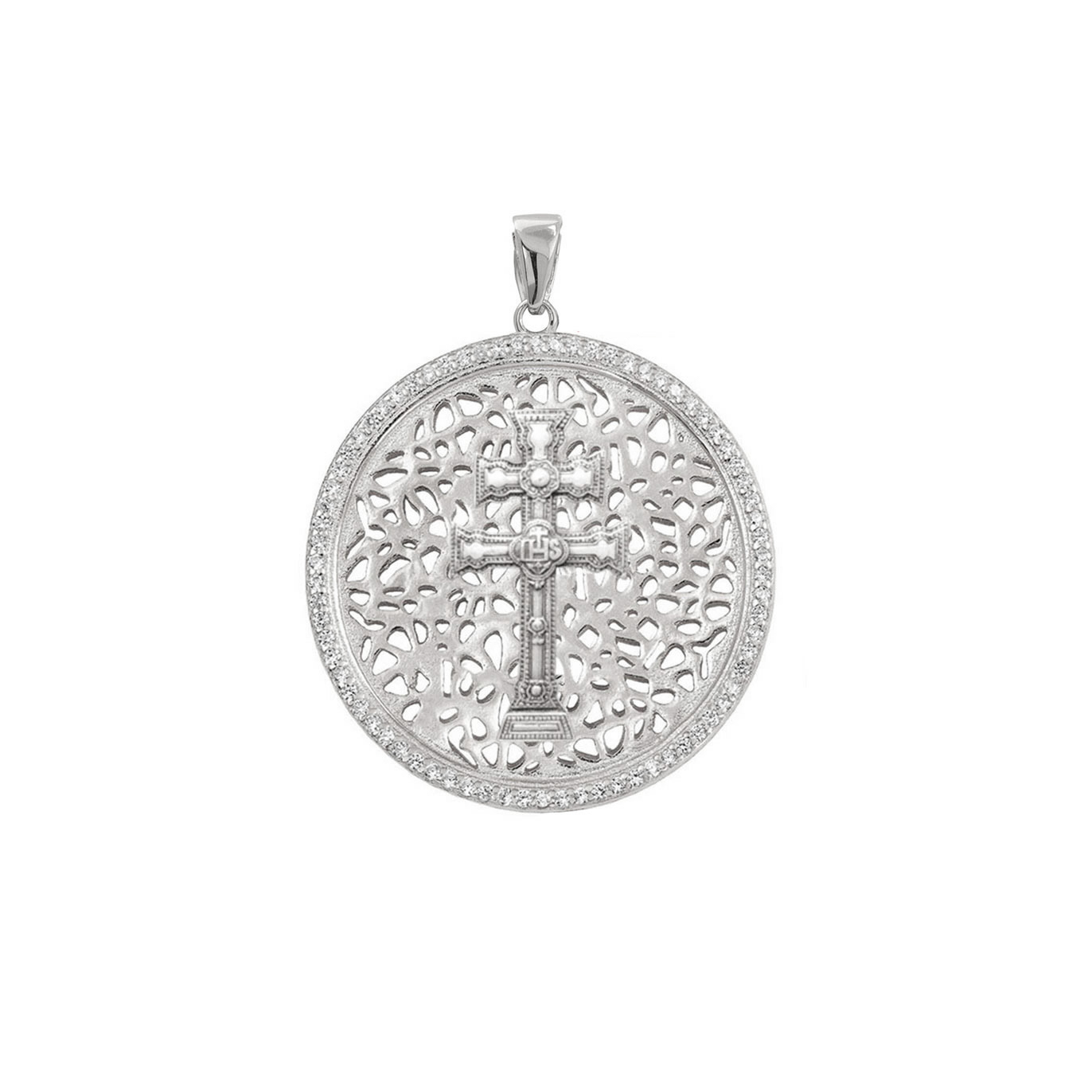 Colgante cruz de Caravaca de plata circular con cerco de circonitas, de 25 mm de diámetro, sobre fondo blanco.
