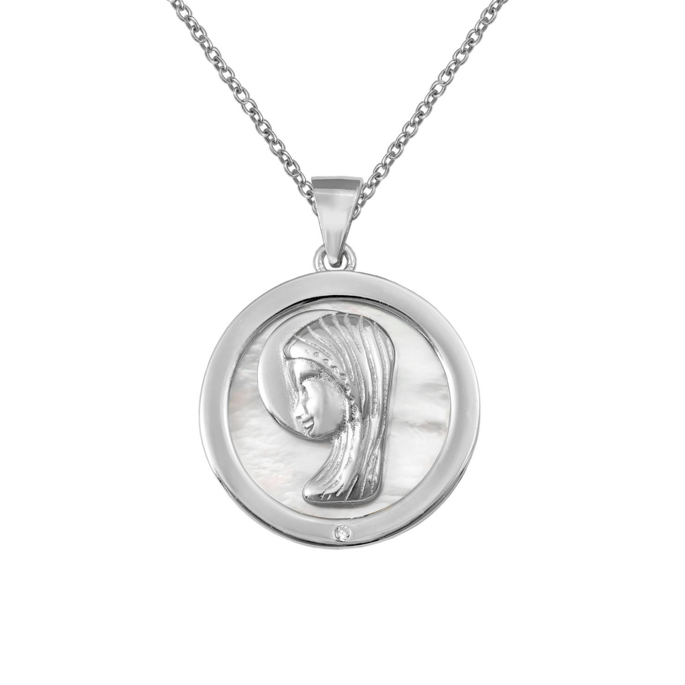 Gargantilla de la Virgen María de plata con baño de rodio con nácar y circonita, de 18 mm de diámetro, con cadena de 38 + 4 cm, sobre fondo blanco.