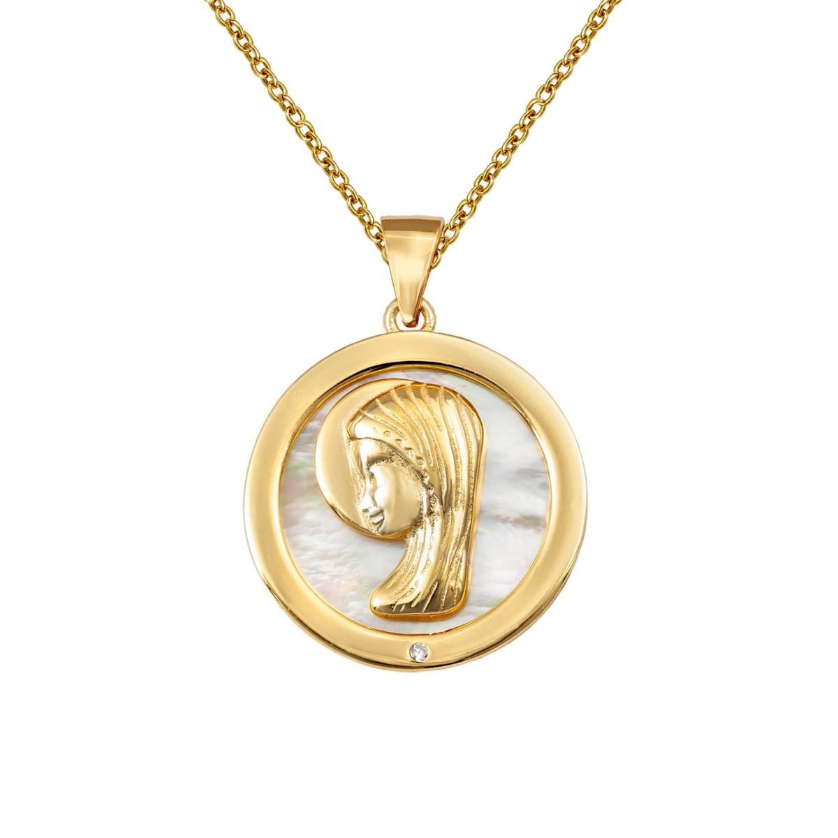 Gargantilla de la Virgen María de plata bañada en oro con nácar y circonita, de 18 mm de diámetro, con cadena de 38 + 4 cm, sobre fondo blanco.