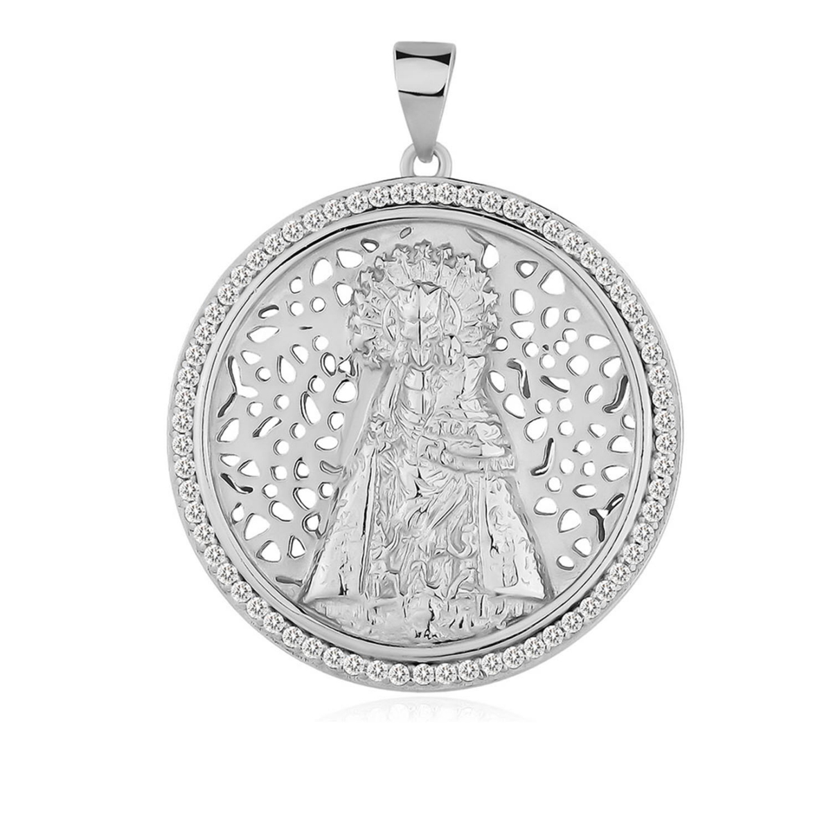 Medalla de la Virgen de los Desamparados de plata con baño de rodio calada con cerco de circonitas, de 28 mm de diámetro, sobre fondo blanco.