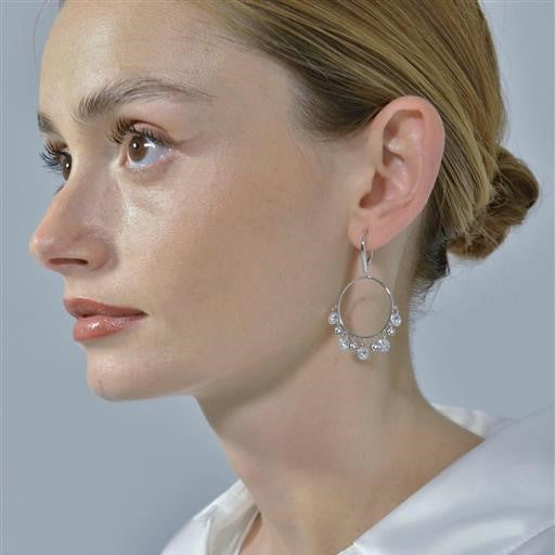 Pendientes de plata que constan de un aro con circonitas redondas colgando 136A0763 foto