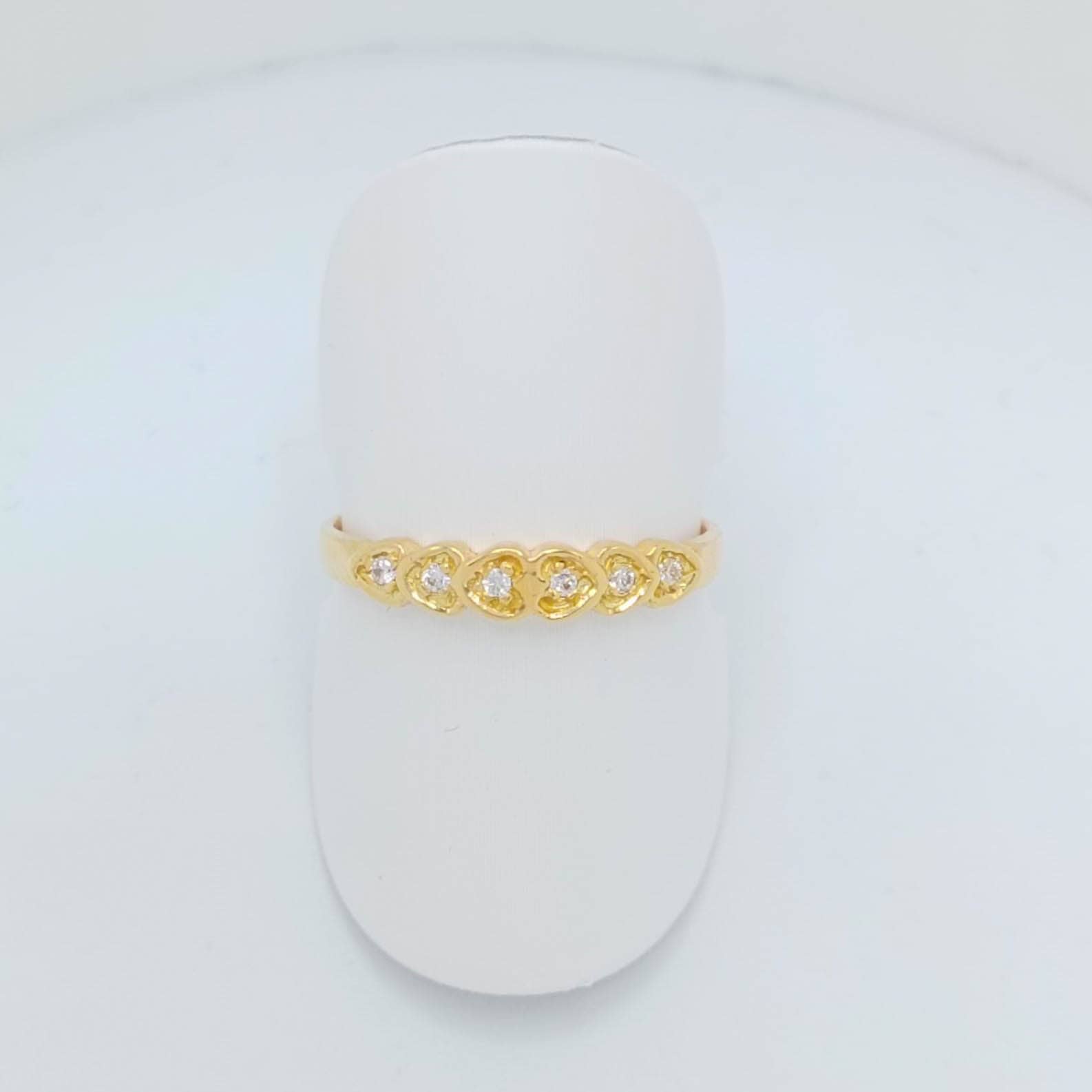 anillo de oro 18k fino con circonitas y corazones frontal