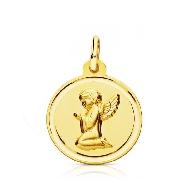 Medalla de oro 18k de angelito con bisel liso, 16 mm, sobre fondo blanco