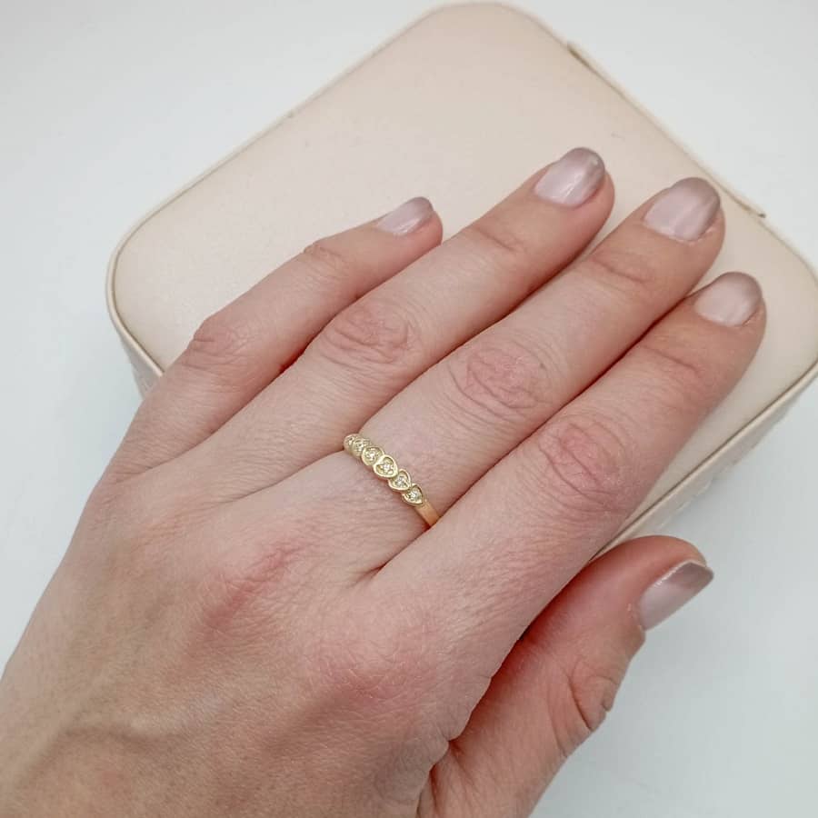 anillo de oro 18k fino con circonitas y corazones