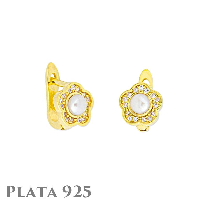 Pendientes de plata 925 chapada en oro, forma de flor con perla. Ideales para bebé y comunión. Cierre catalán.