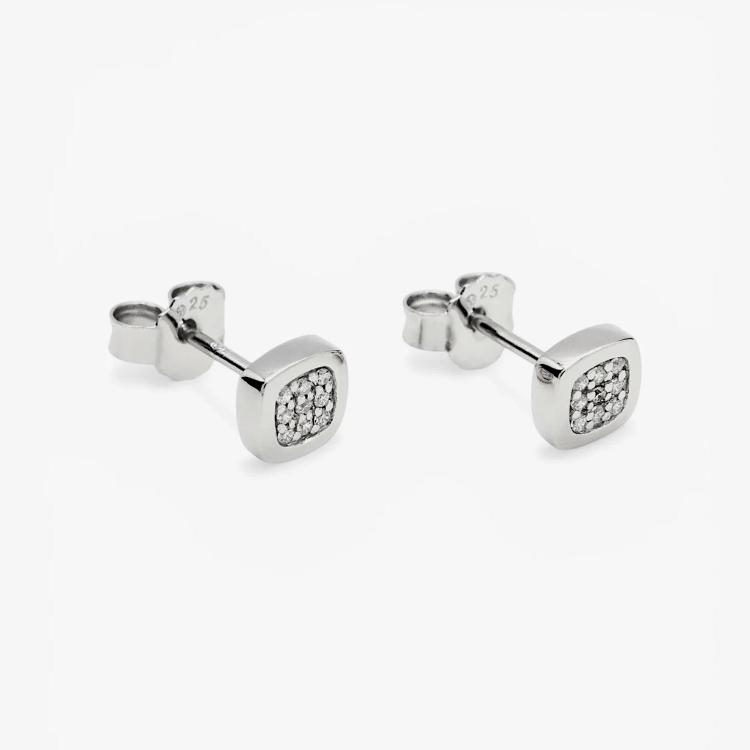 Pendientes pequeños de plata de ley 925 de diseño cuadrado con circonitas blancas, 6mm x 6mm x 2mm.
