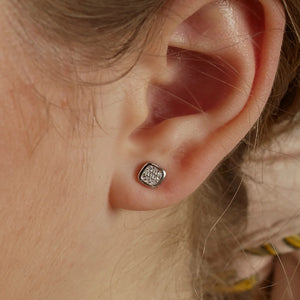 Pendientes pequeños de plata de ley 925 de diseño cuadrado con circonitas blancas, 6mm x 6mm x 2mm.