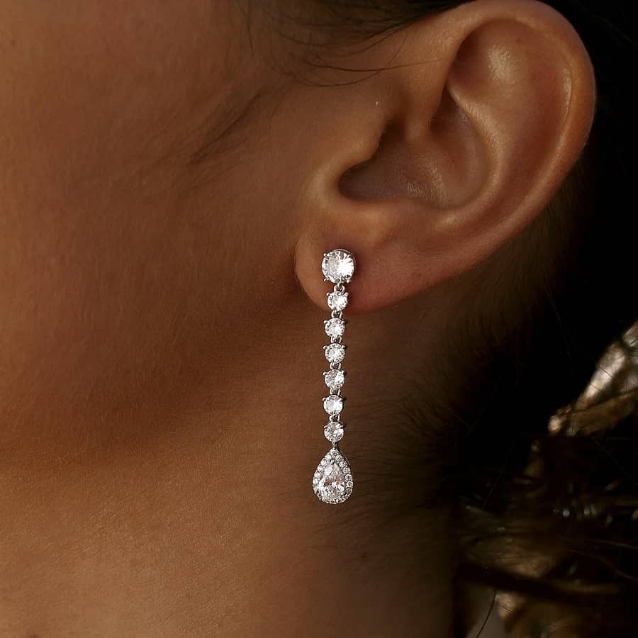 Pendientes de plata de ley largos con circonitas blancas final en perilla