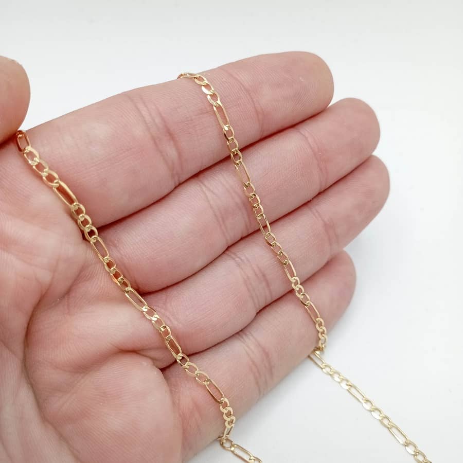 Cadena de oro de 18k maciza de eslabón 1x3 sostenida en la mano