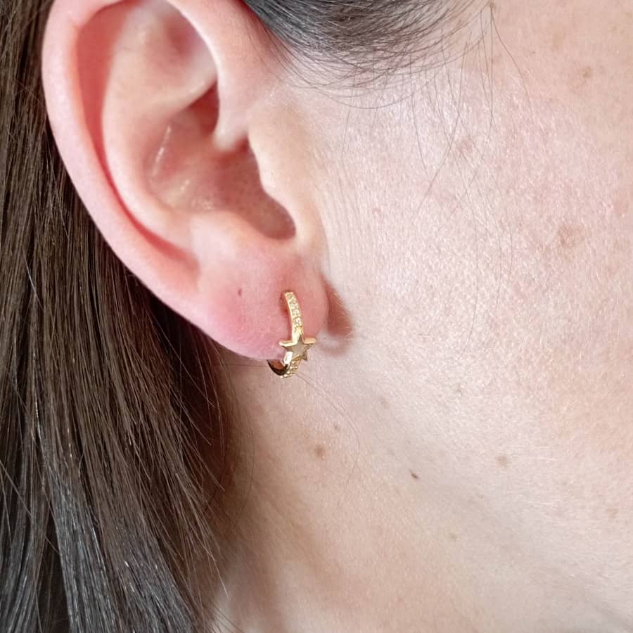 Pendientes de oro 18k en forma de medio aro con circonitas y estrella de nácar oreja