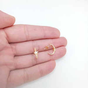 Pendientes de oro 18k en forma de medio aro con circonitas y estrella de nácar foto