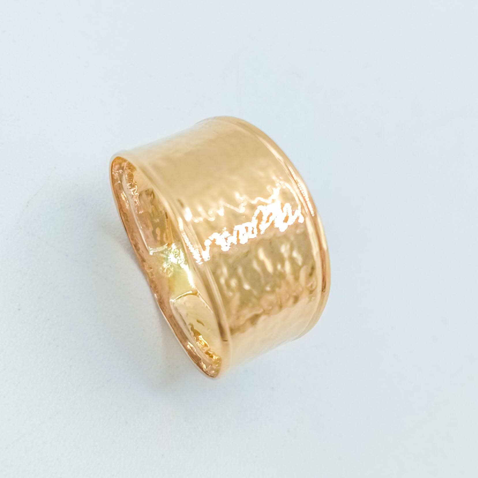 Anillo de oro 18k plano ancho liso con muestra martilleada zoom