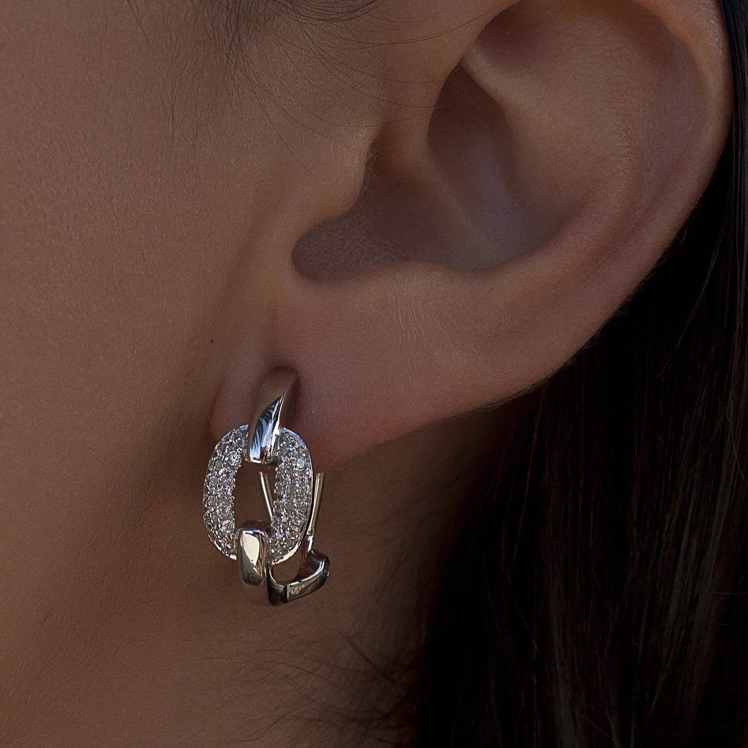 Pendientes de plata de ley 925 con cierre omega, diseño de eslabones y circonitas blancas, 21mm x 10mm x 3mm.