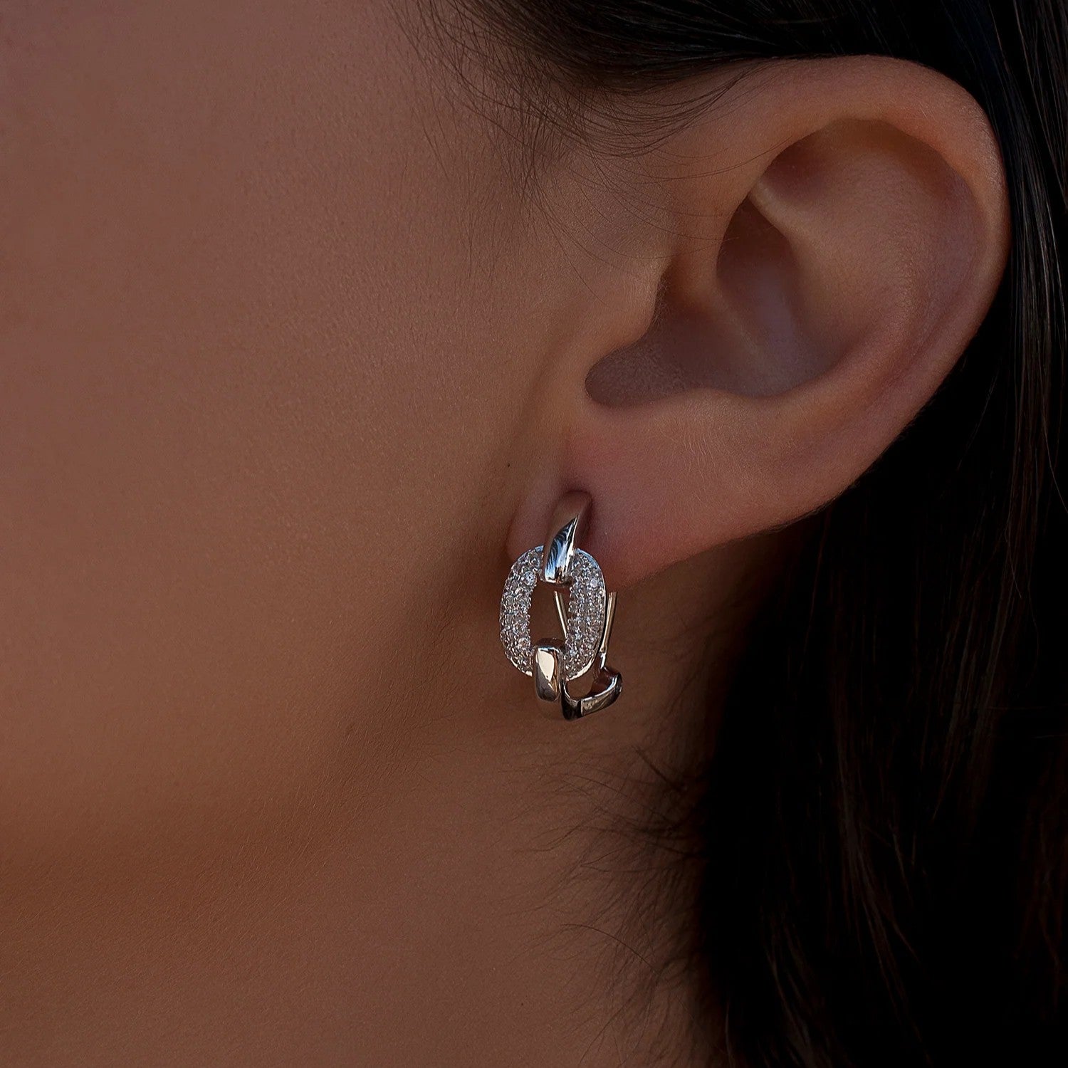 Pendientes de plata de ley 925 con cierre omega, diseño de eslabones y circonitas blancas, 21mm x 10mm x 3mm.
