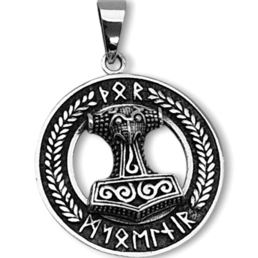 Colgante de plata con cerco de con runas vikingas que representa a Mjolnir, el martillo de Thor