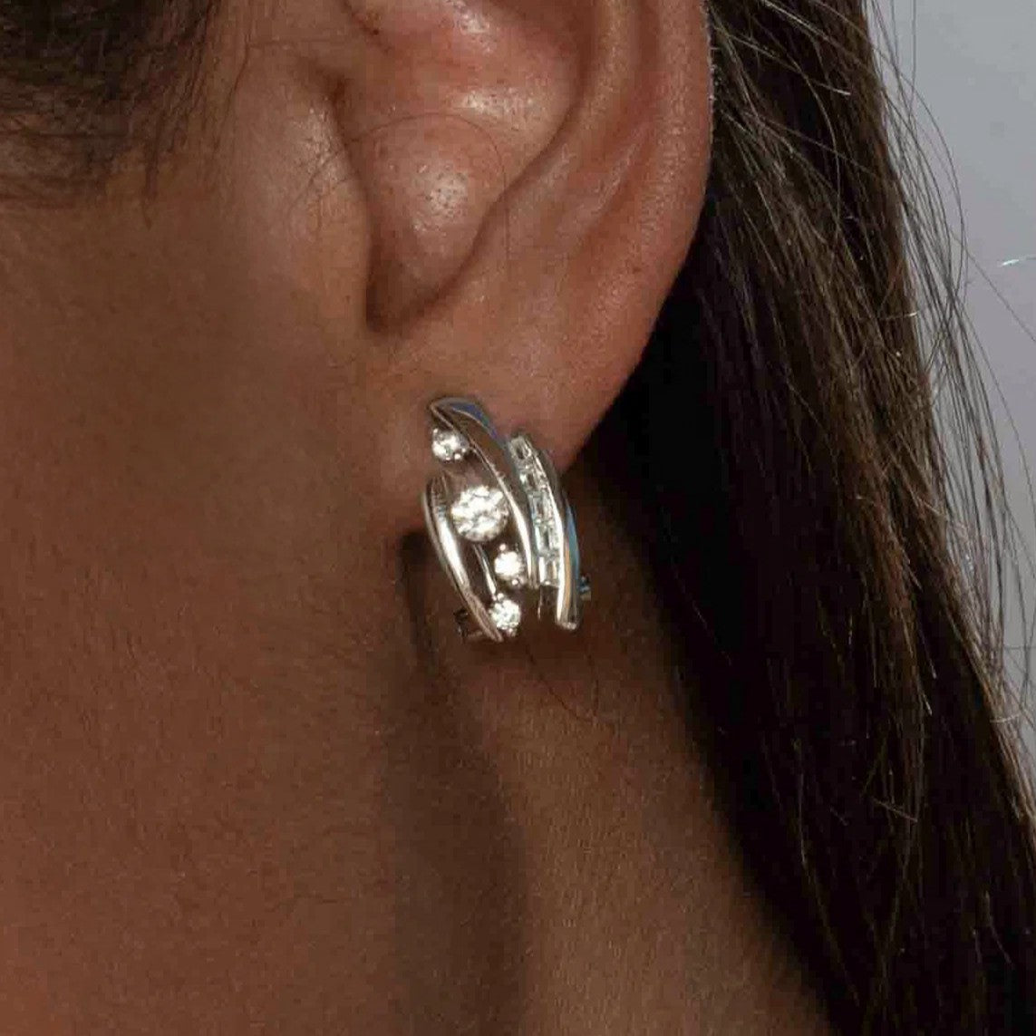 Pendientes de plata de ley 925 con cierre omega y cuatro circonitas blancas, 18,3mm x 10,09mm x 3,3mm.