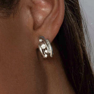 Pendientes de plata de ley 925 con cierre omega y cuatro circonitas blancas, 18,3mm x 10,09mm x 3,3mm.