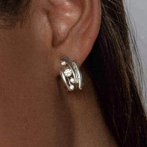 Pendientes de plata de ley 925 con cierre omega y cuatro circonitas blancas, 18,3mm x 10,09mm x 3,3mm.