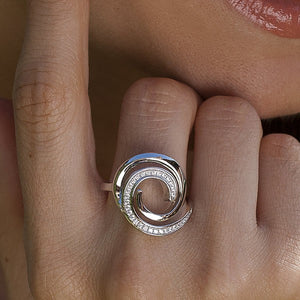 Anillos con circonitas en forma de caracol mano